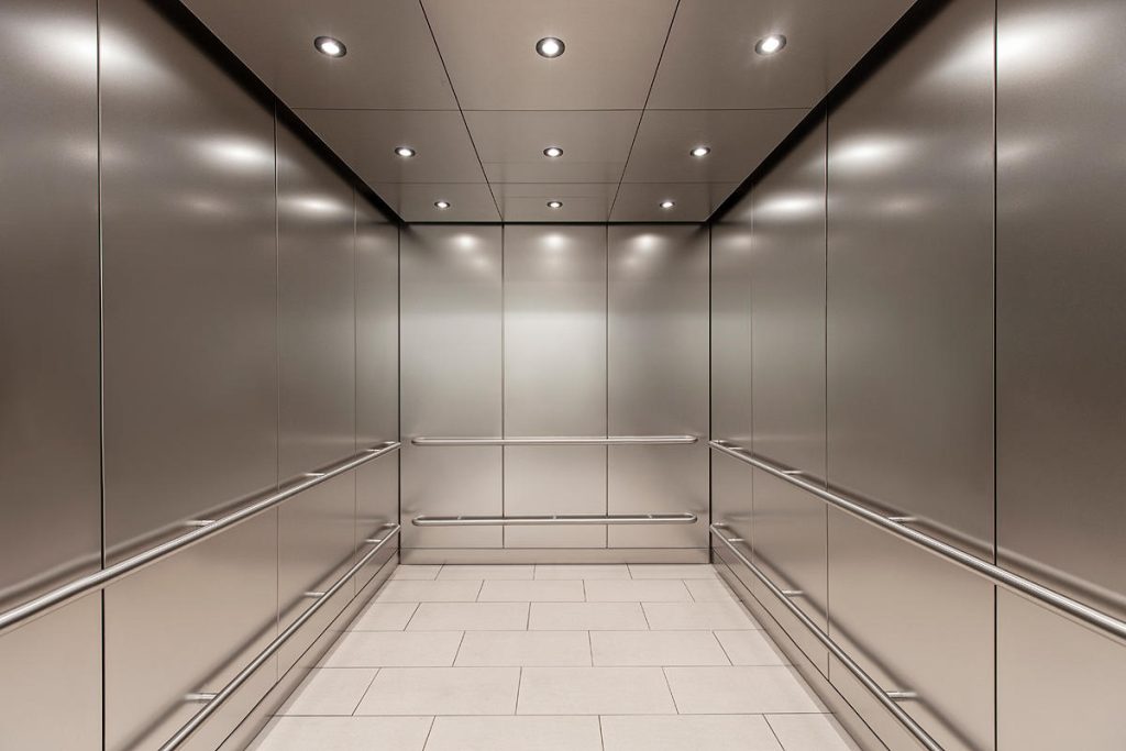 استفاده از نرده درب کابین آسانسور